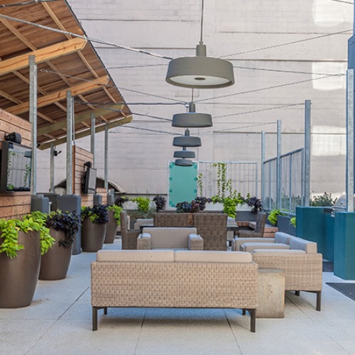 Downtown Nashville Apartments for Rent - Cumberland on Church - Enclosed Outdoor Zen Courtyard with Seating